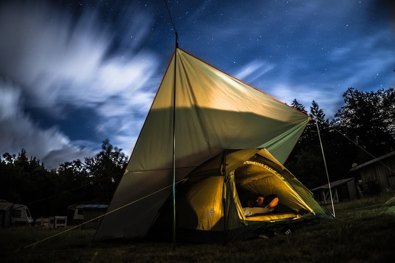 Tente, van ou cabane : le comparatif 2026 pour un week-end en amoureux