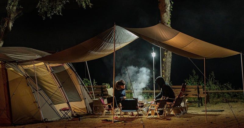 Camper seul sans se sentir isolé : astuces pratiques pour profiter de votre solitude